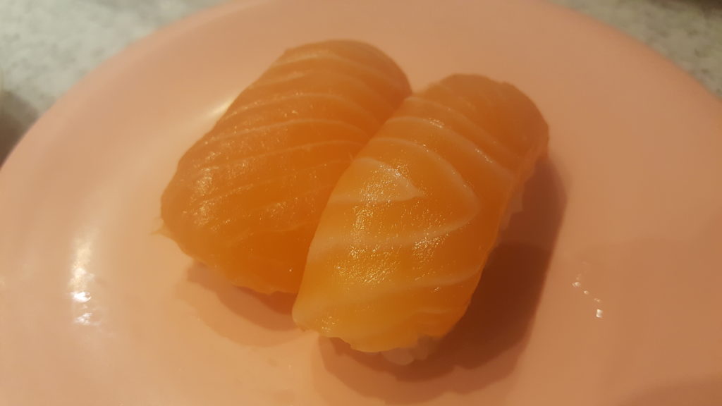 ซูชิหน้าแซลมอน รสดีเลยทีเดียว