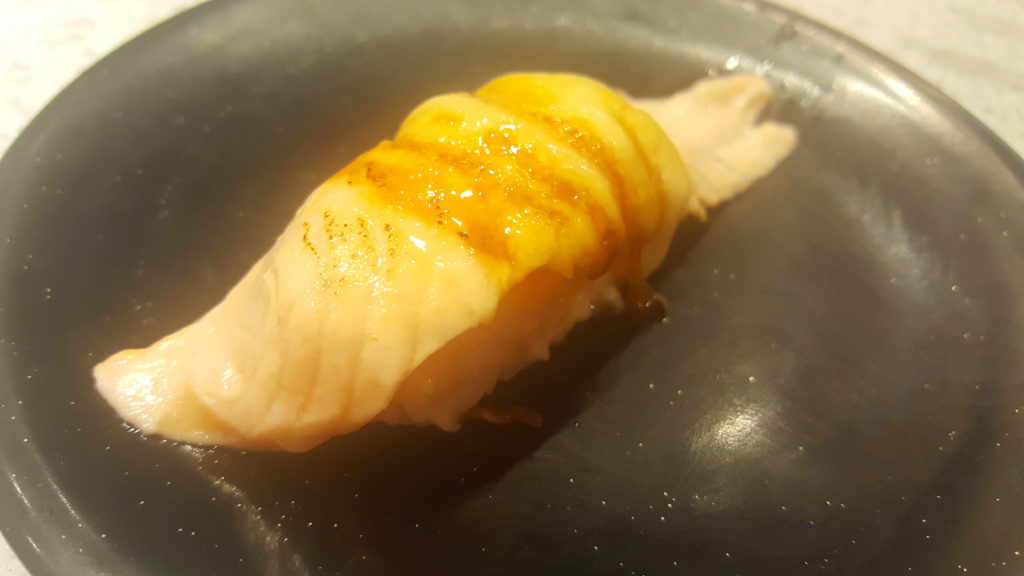 ไม่พอ! ยังมีซูชิหน้าแซลมอนย่าง ราดด้วยซอสหวาน