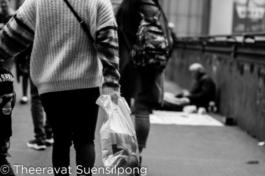 บนสะพานลอยกว้างดีครับ มีคนเอาของขึ้นมาขายบนสะพานด้วย