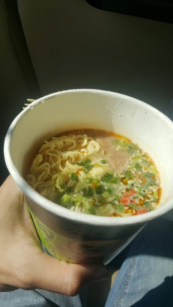 นั่งกินมาม่าจีนเป็นอาหารกลางวัน