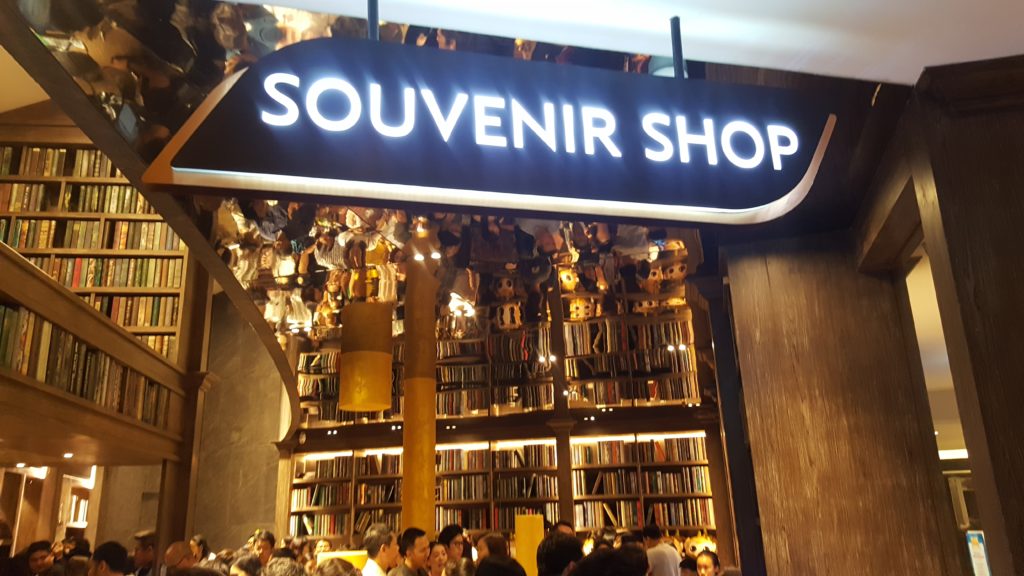 ร้านขายของที่ระลึกในโรงละครดีลักษณ์