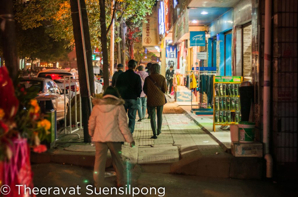 เดินถนนในสวี้ผุ