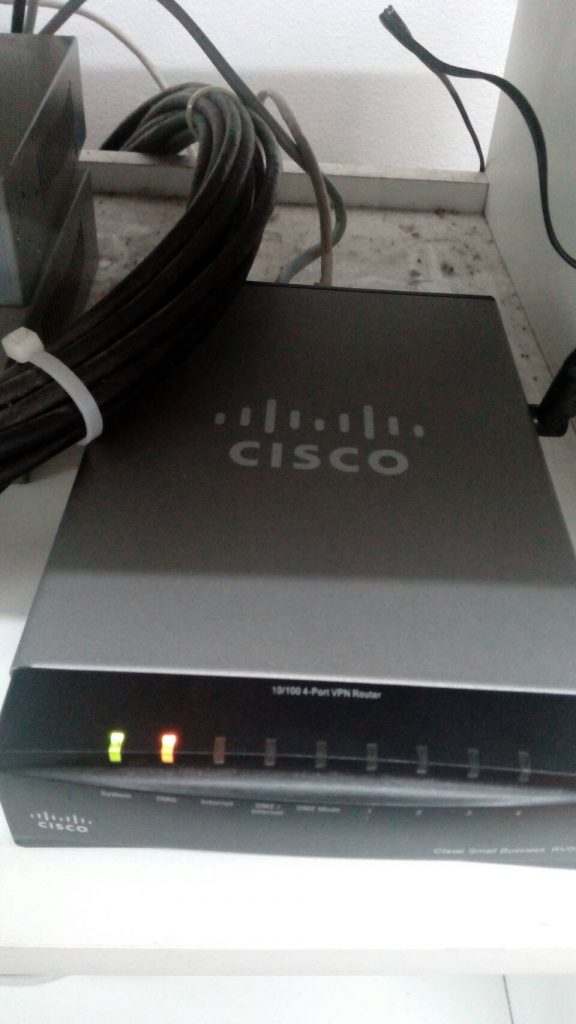 Cisco RV042: two indicator lights