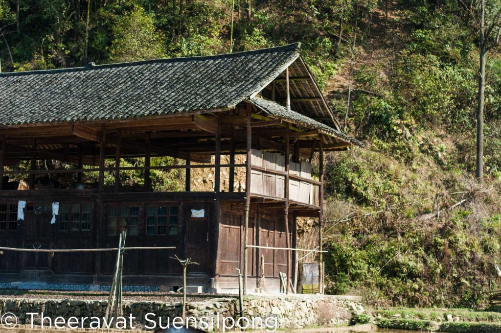 บ้านในหมู่บ้านแบบเก่า จะเป็นบ้านไม้ หลังคามุงกระเบื้องแบบเก่า