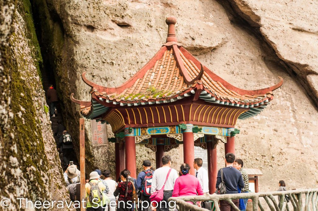 คนกำลังรอเพื่อเข้าไปใน Tianyi Lane