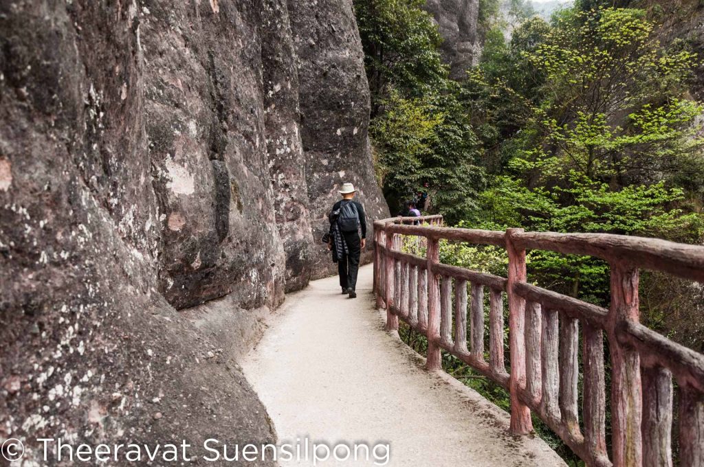 บางช่วง ทางเดินก็เรียบๆอย่างนี้แหละครับ เดินเลียบเขากันไป