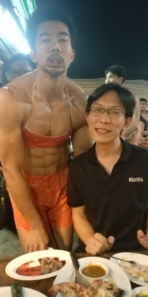 ถ่ายรูปคู่กับเสื้อส้ม.... การจือปากนั่น...