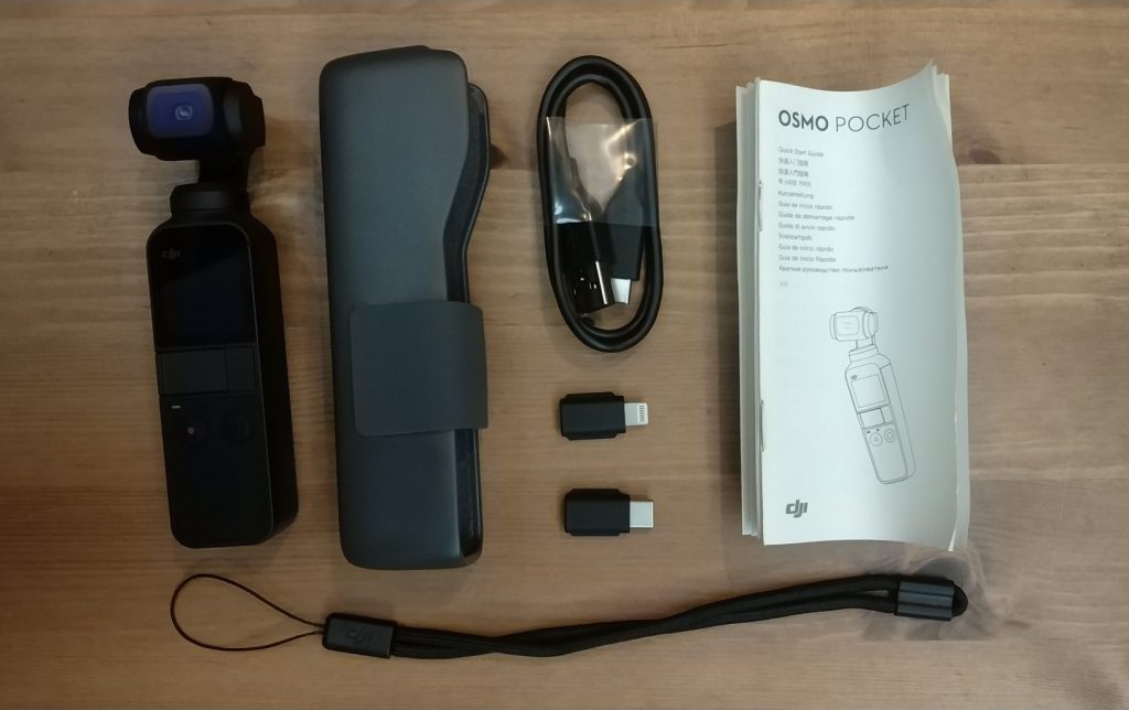 เอา DJI Osmo Pocket กับของที่อยู่ในกล่องทั้งหมดมาวางด้วยกัน