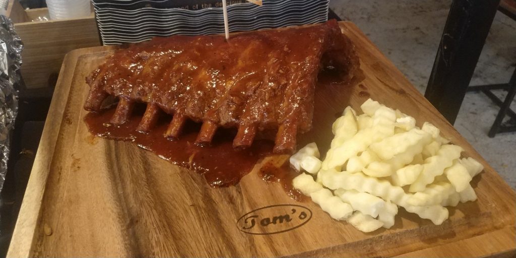 ซี่โครงหมูอบราดซอสเป็นแพเลย