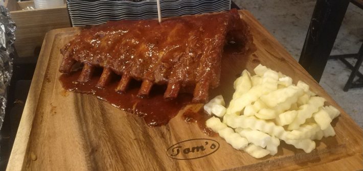 ซี่โครงหมูอบราดซอสเป็นแพเลย