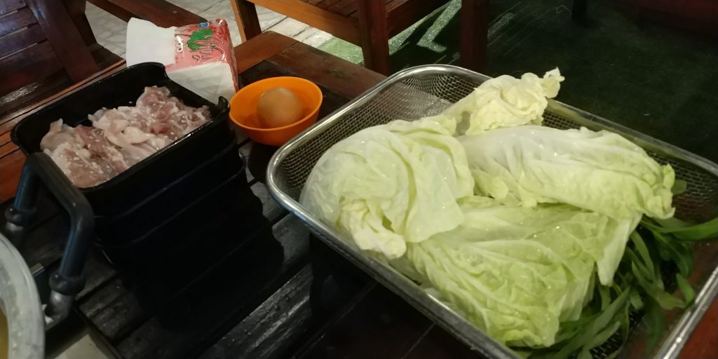 หมูถาดเล็ก ไข่ แล้วก็ชุดผัก